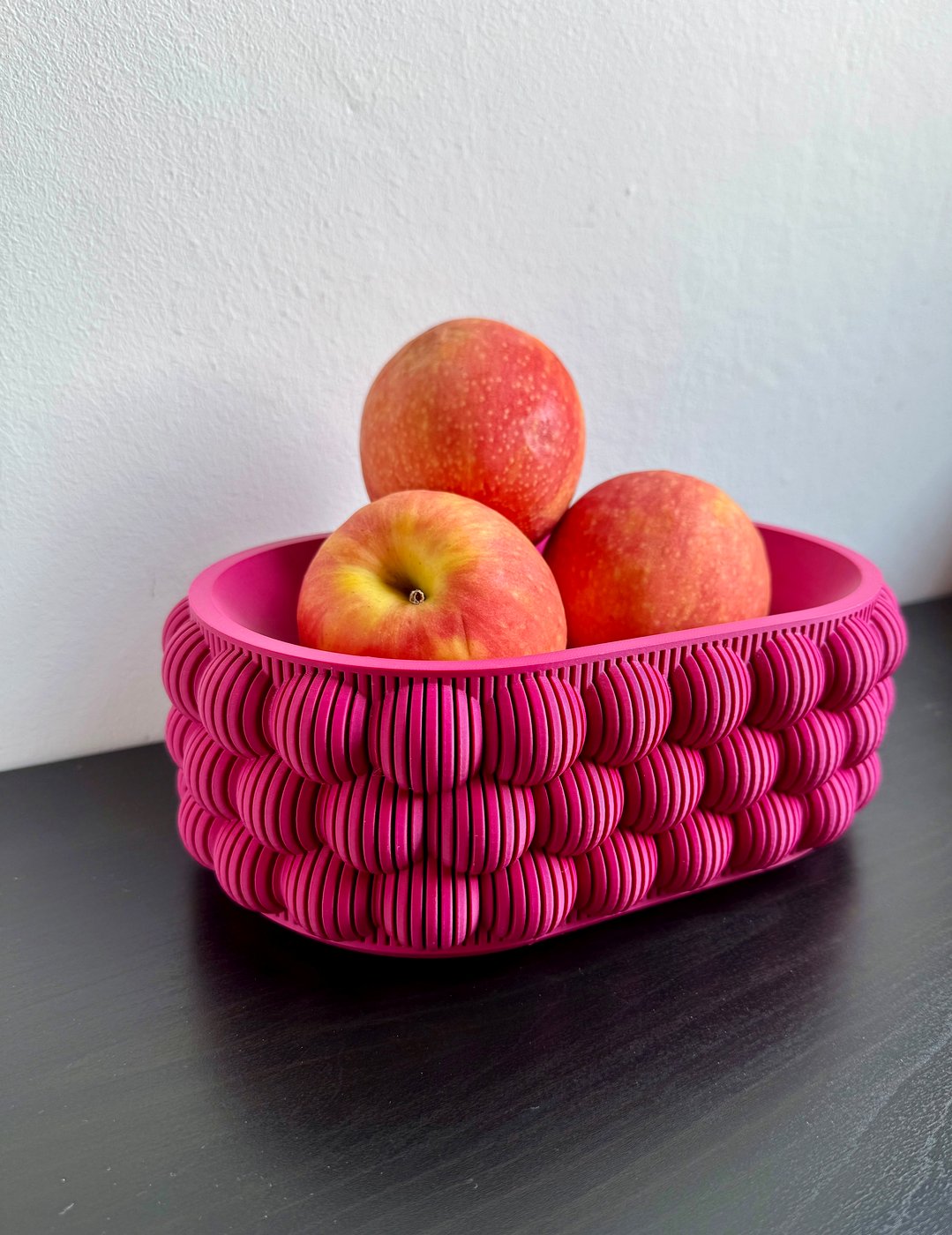 Cesto portafrutta magenta con texture 3D, arredo stampato in 3D