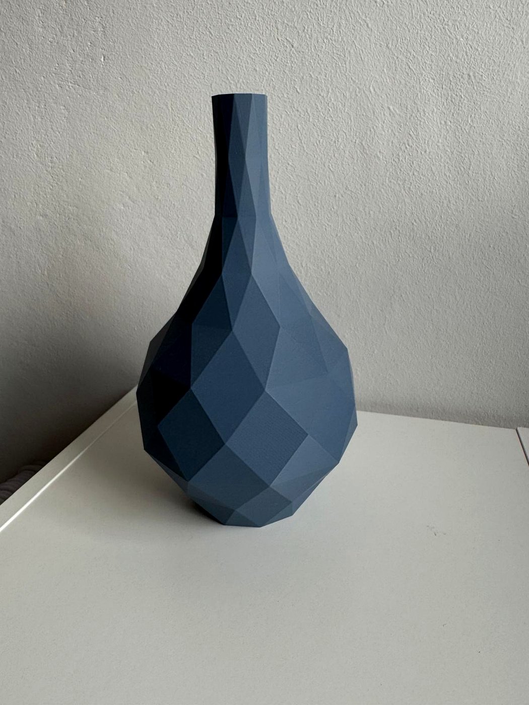 Vaso low poly blu sfaccettato stampato in 3D