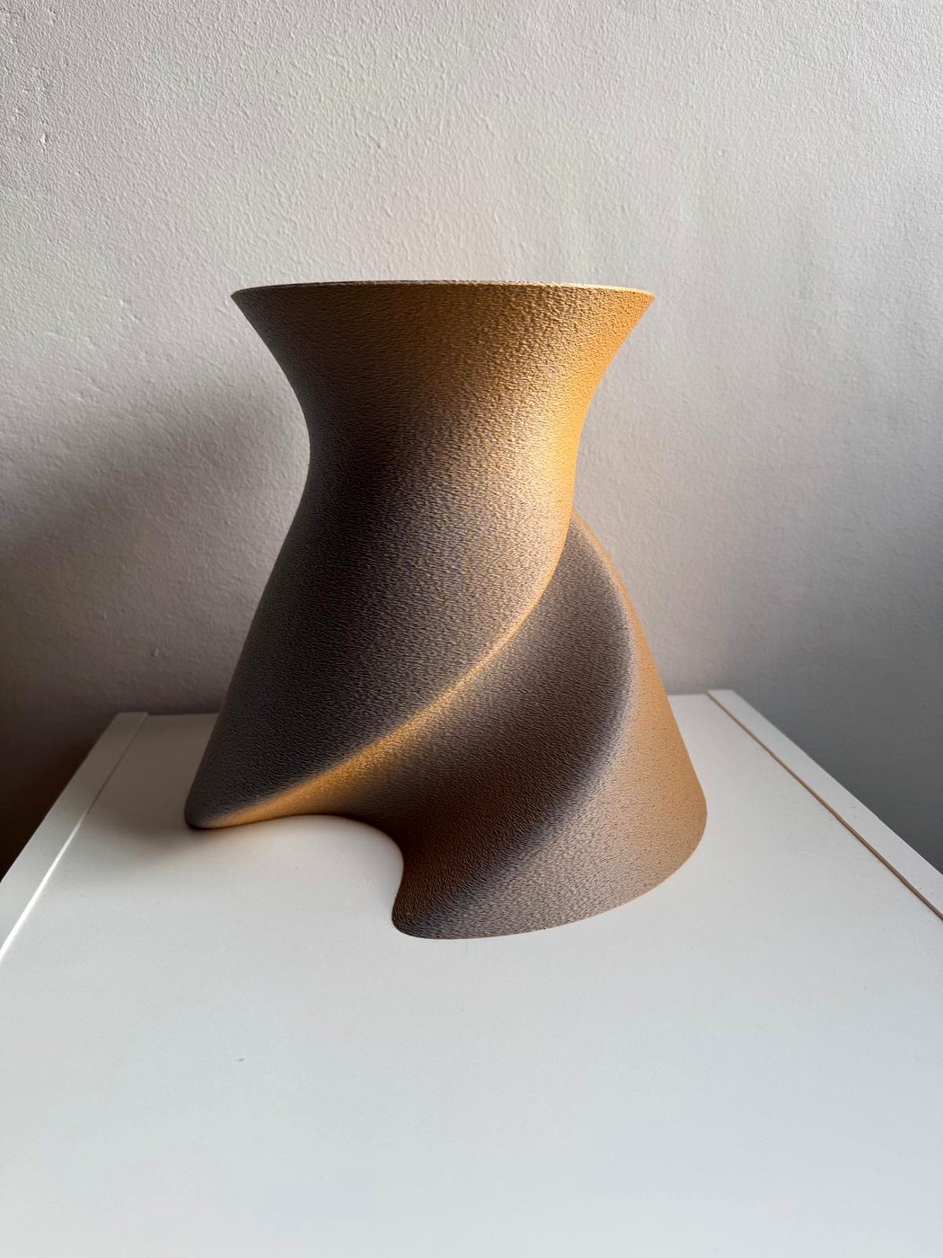 Vaso scultoreo sabbia con texture stampato in 3D