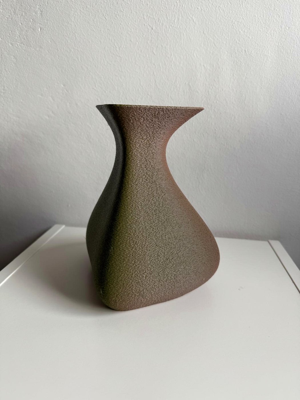 Vaso a clessidra con texture materica stampato in 3D