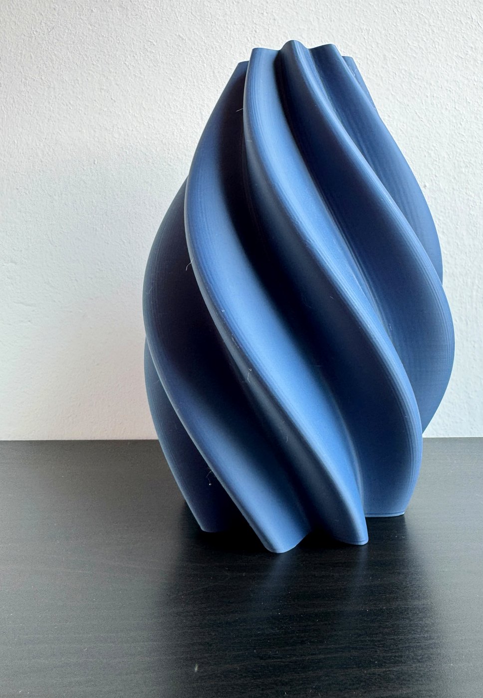 Vaso scultoreo blu a spirale stampato in 3D